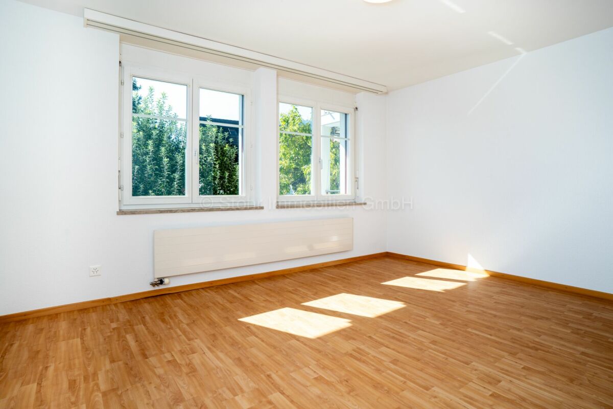 Heller leerer Raum mit großen Fenstern