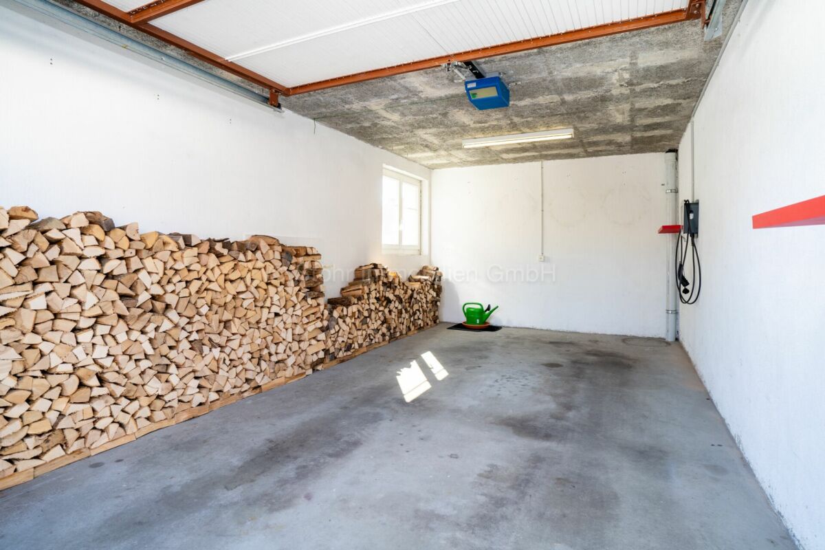 Garage mit Holzlager