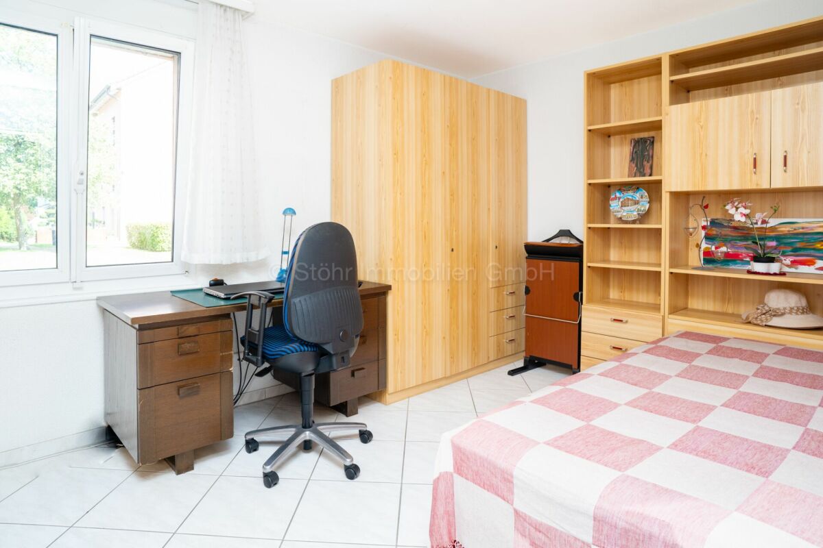 Helles Schlafzimmer mit Arbeitsbereich