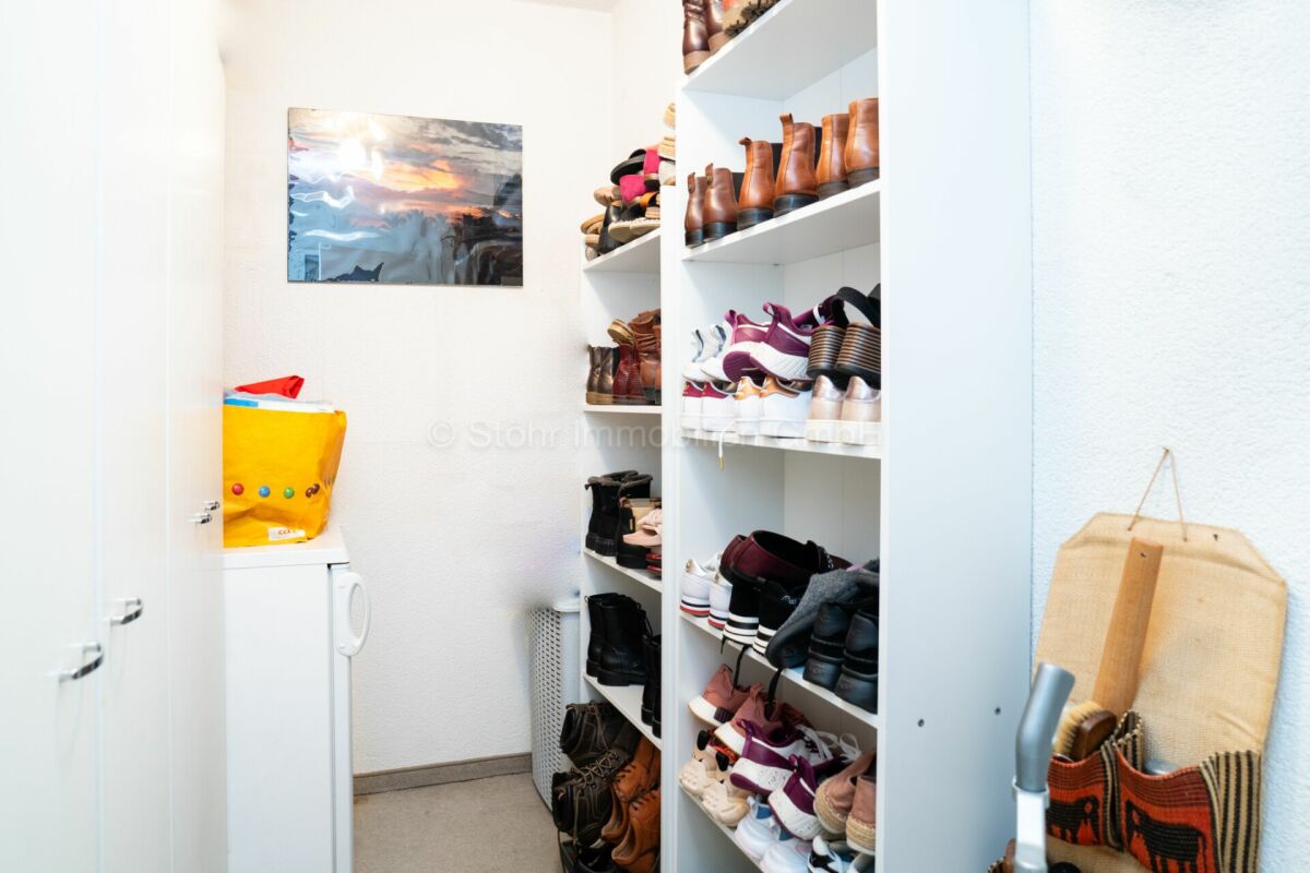 Schmaler Eingangs- bzw. Garderobenbereich mit Schuhregalen