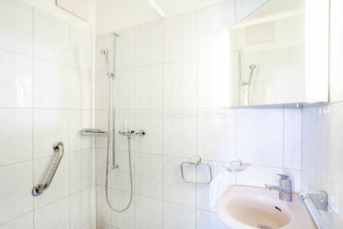 Kleines Badezimmer mit Dusche und Waschbecken