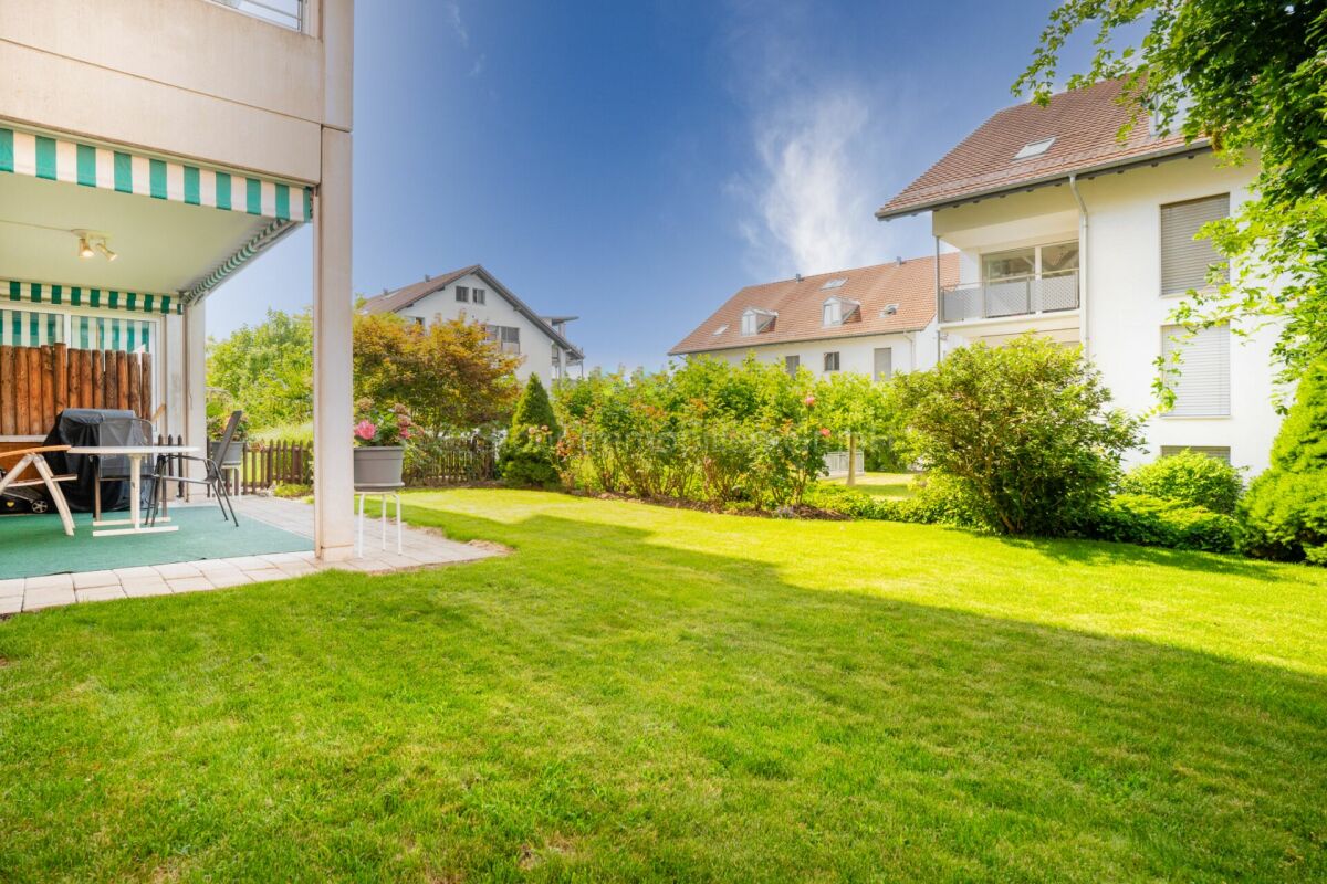 Garten mit Terrasse und Wohnanlage