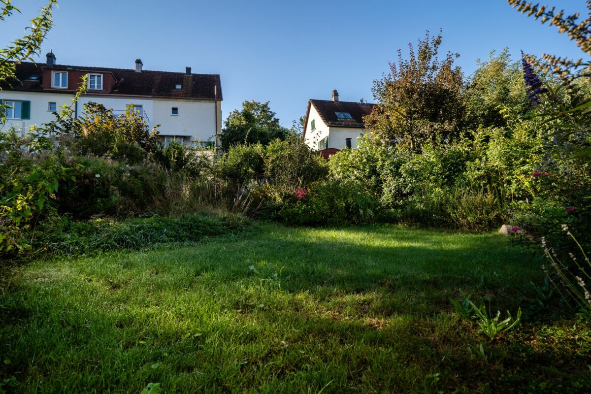 Garten mit Blick auf Wohnhäuser