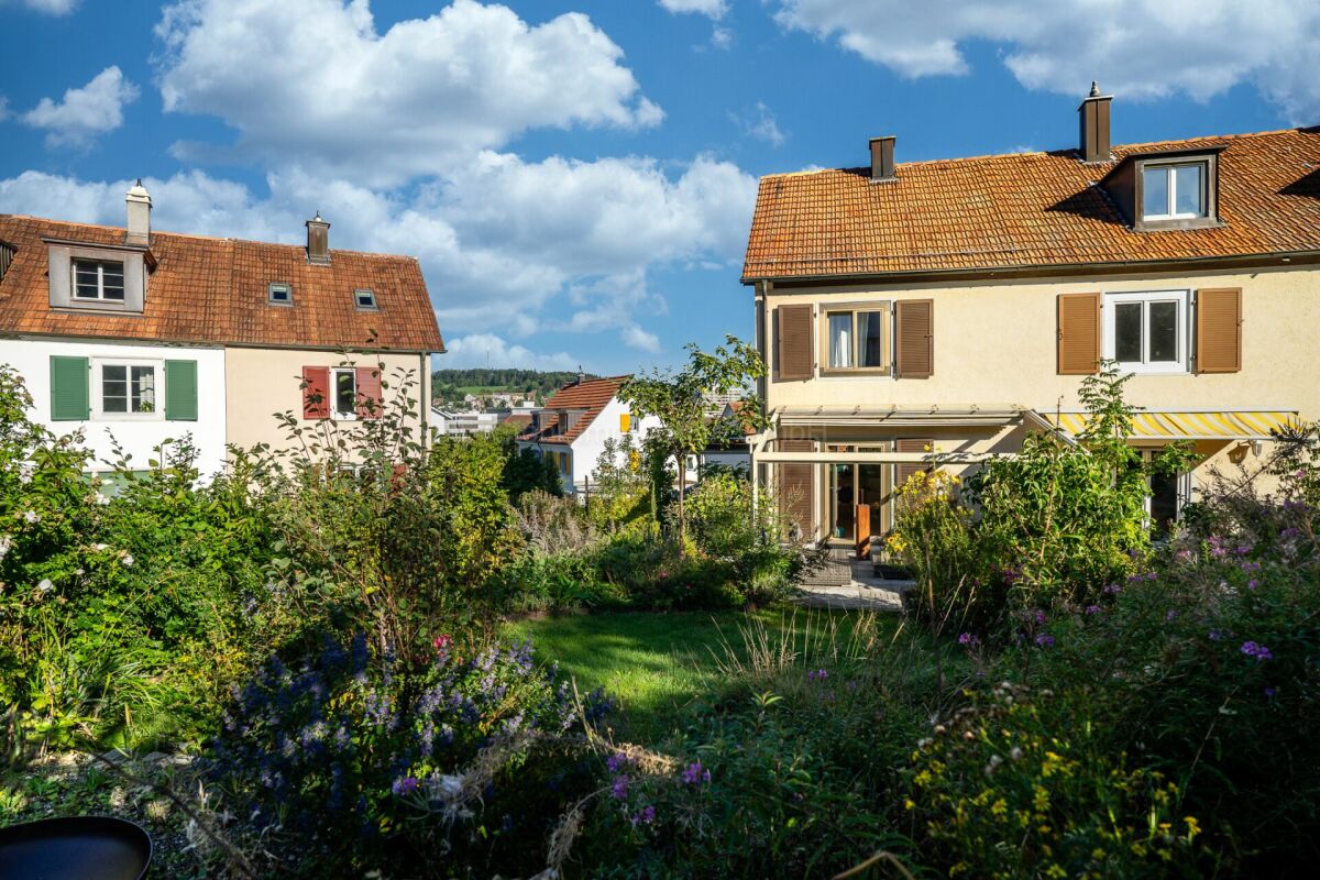 Gartenansicht mit zwei Einfamilienhäusern