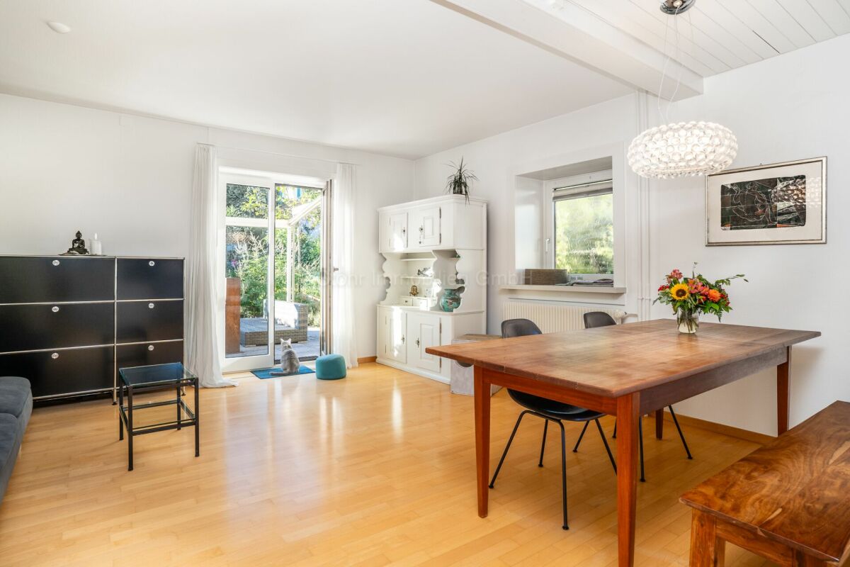 Helles Wohn-Esszimmer mit Zugang zum Garten