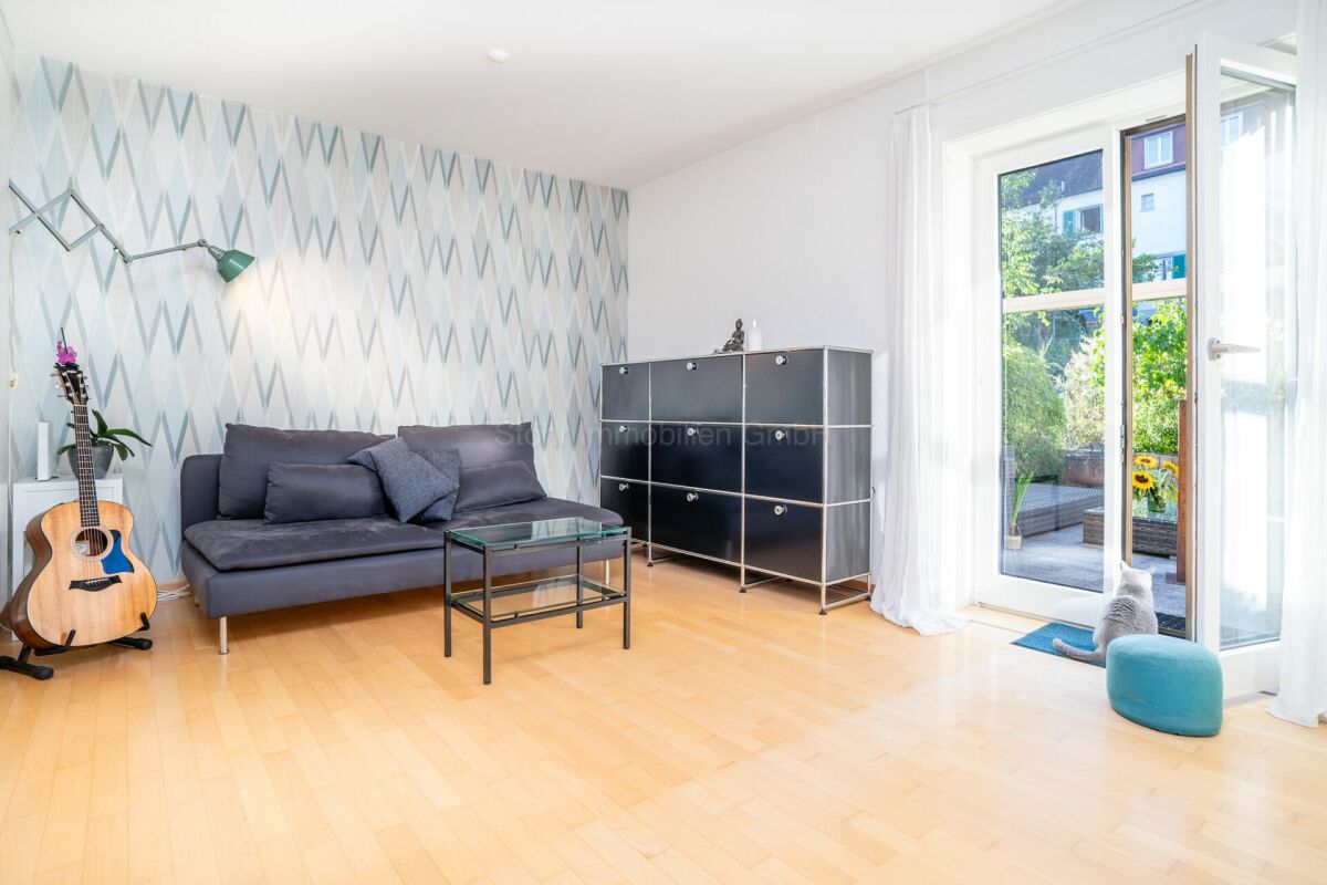 Helles Wohnzimmer mit Balkonzugang