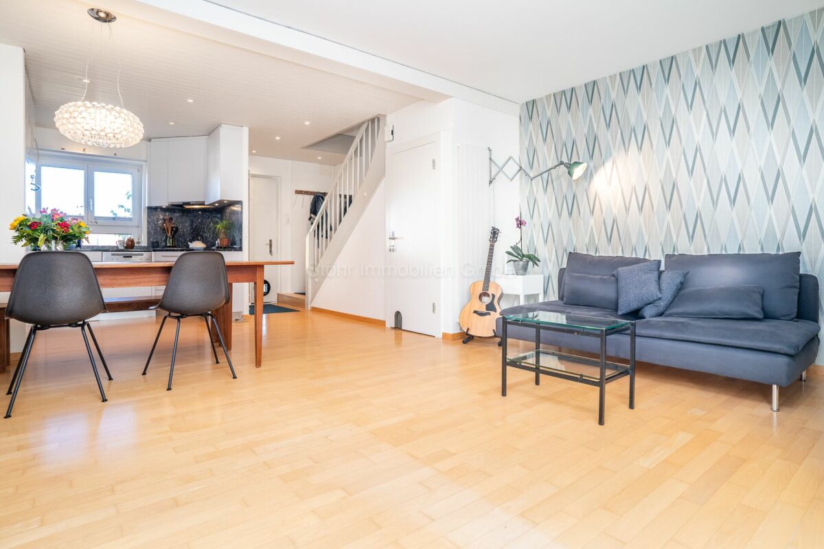 Offener Wohn- und Küchenbereich mit Sofa