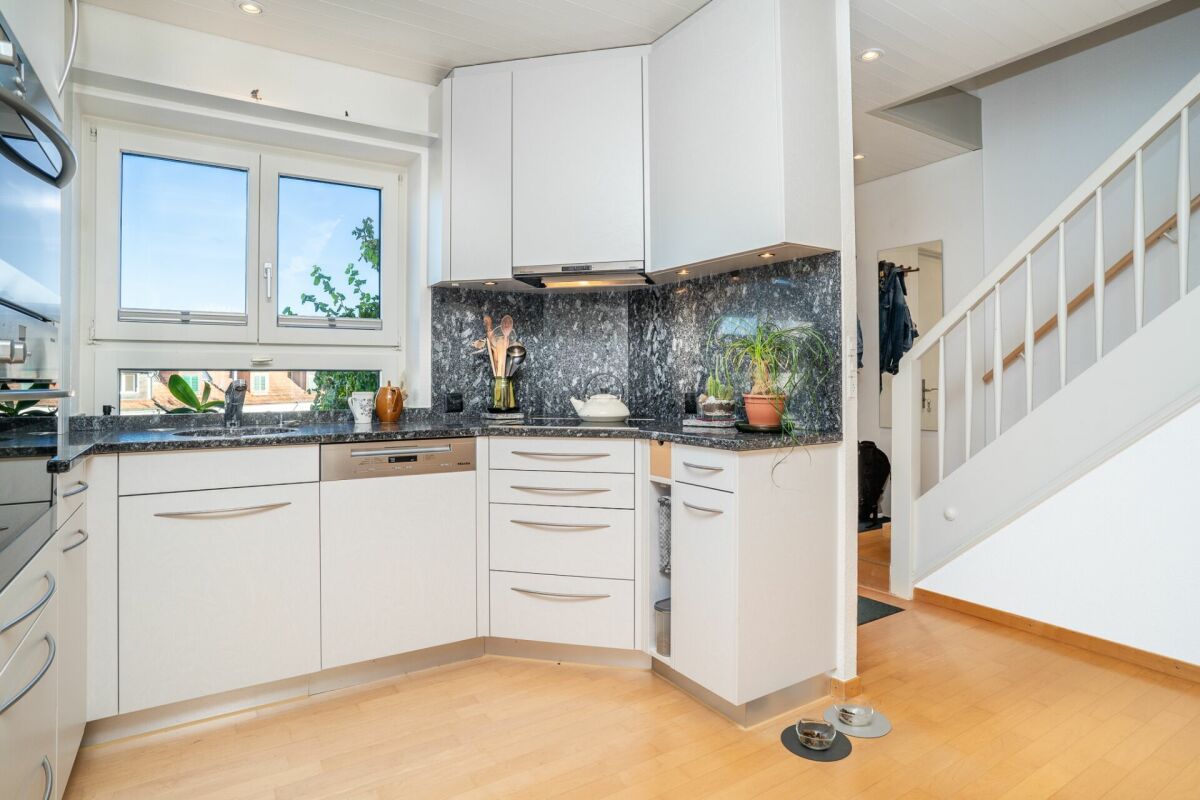 Helle, moderne Küche mit Treppe daneben