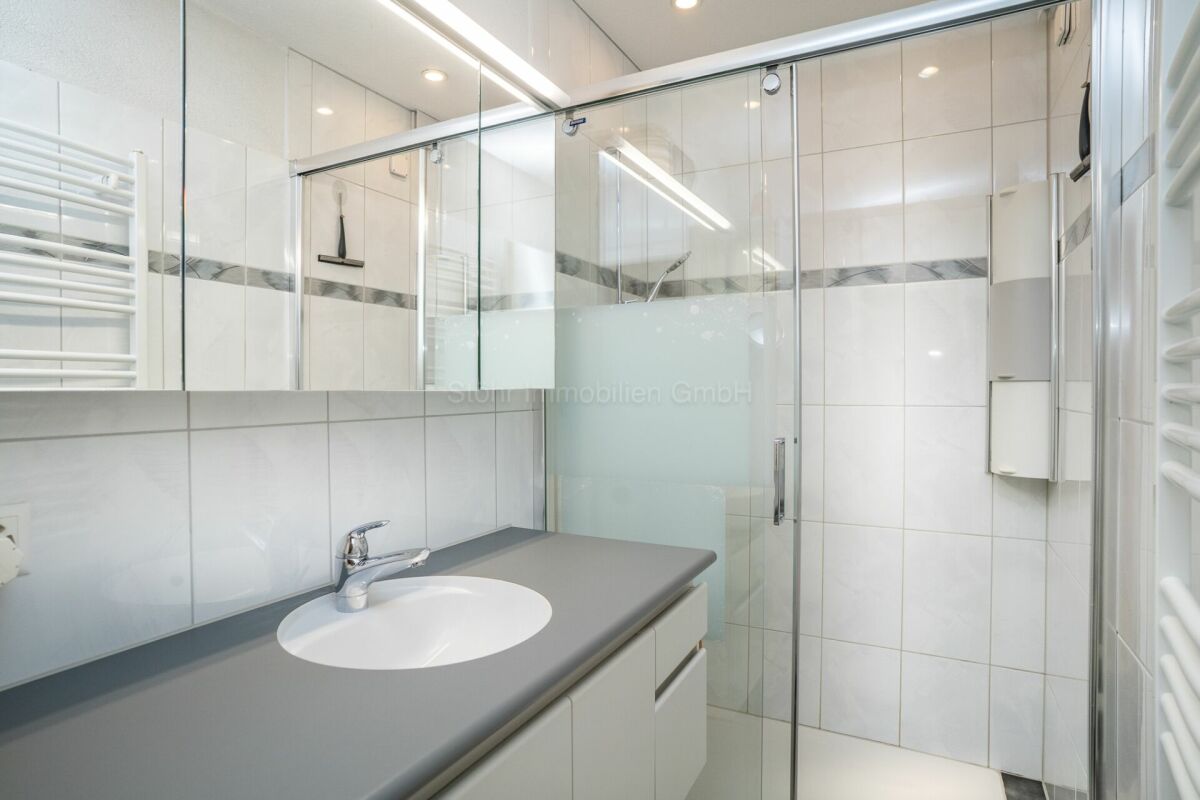 Modernes Badezimmer mit Glasdusche