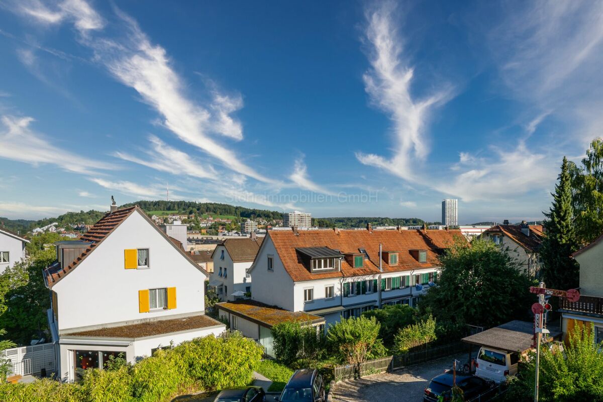 Wohnhäuser mit weiter Stadt- und Hügelsicht