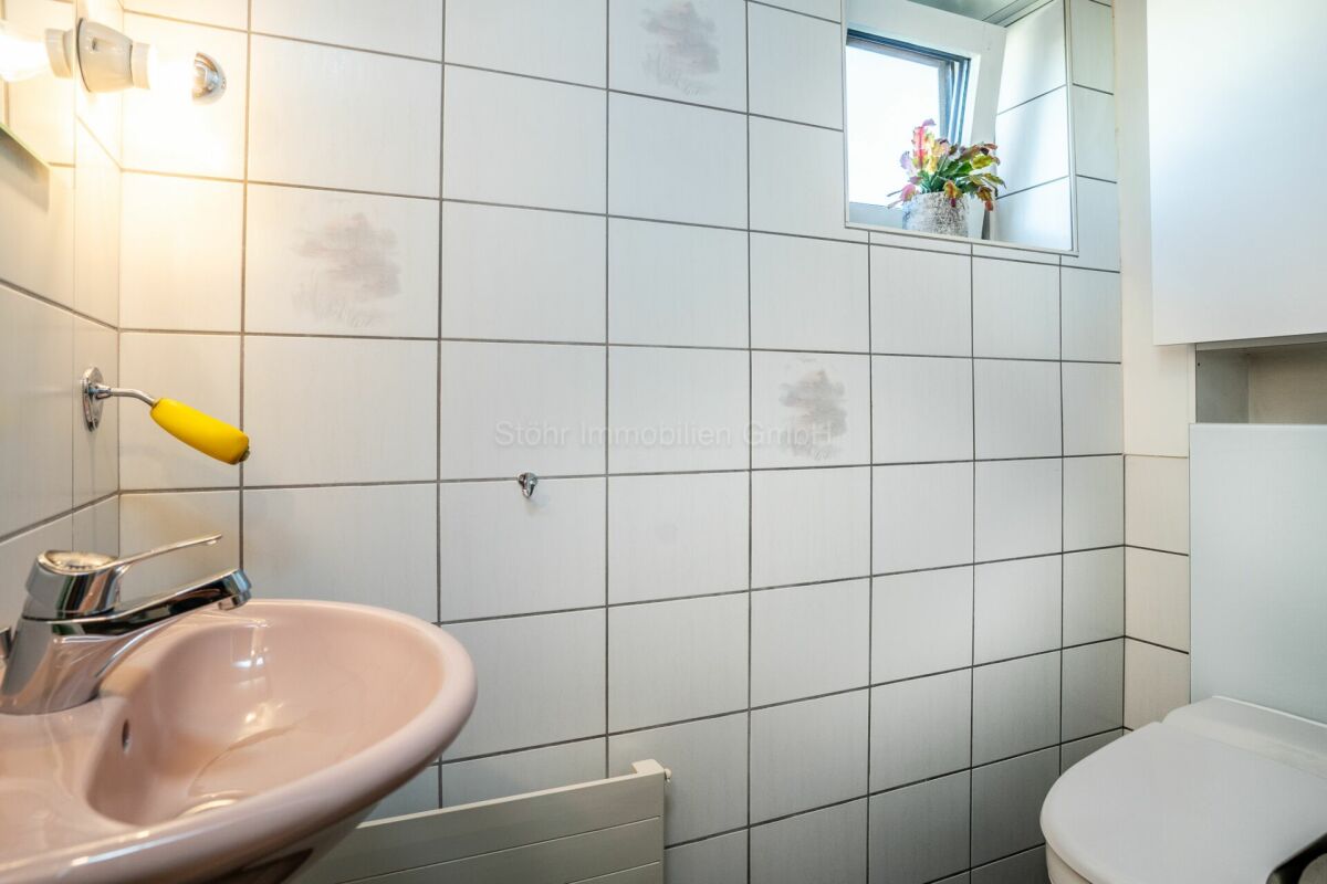 Gäste-WC mit Waschbecken und Toilette
