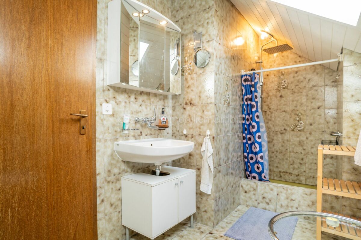 Badezimmer mit Dusche und Waschtisch