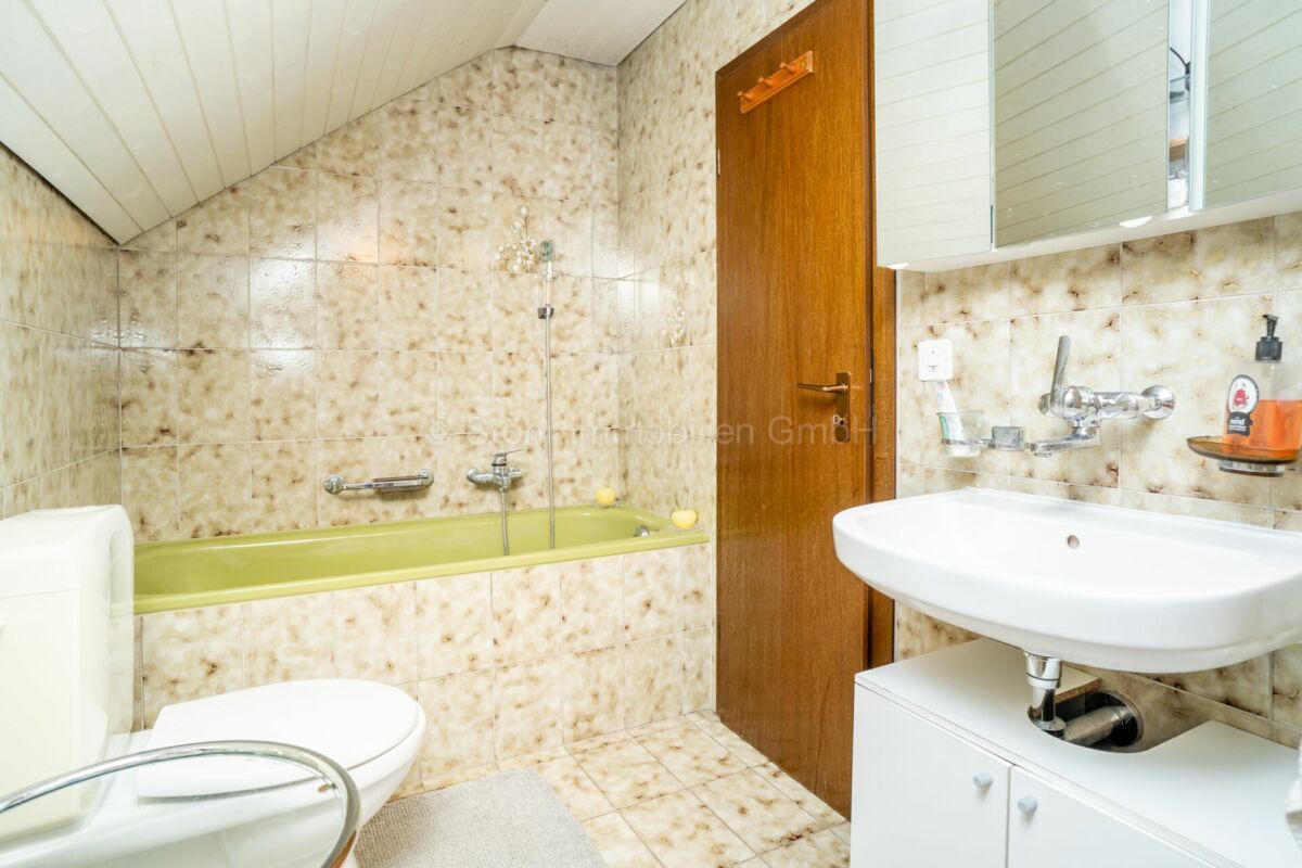 Badezimmer mit Badewanne und Waschbecken