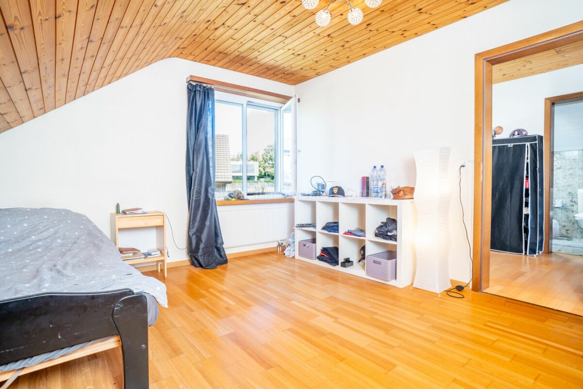 Helles Schlafzimmer mit Holzdecke