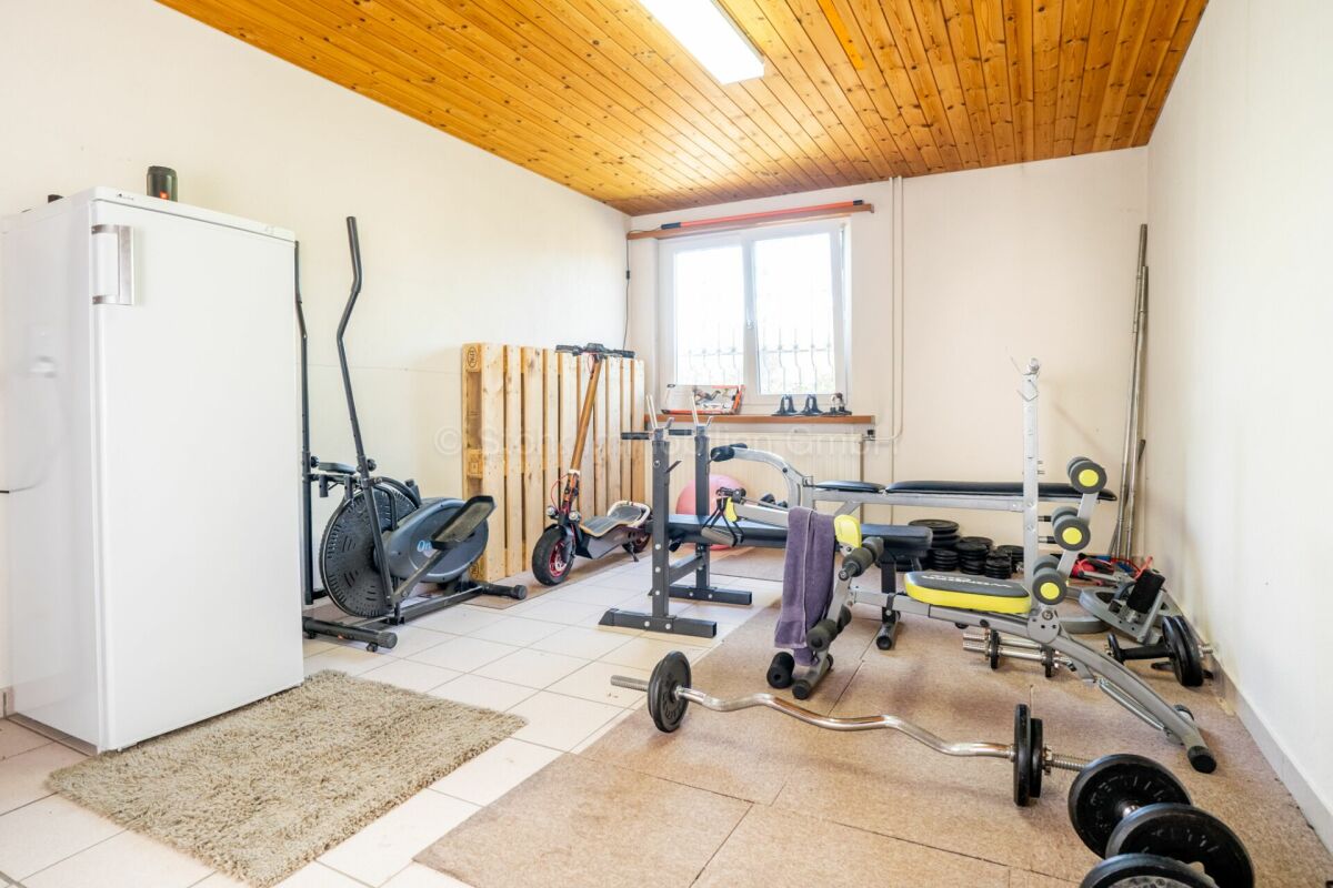 Heimfitnessraum mit Trainingsgeräten
