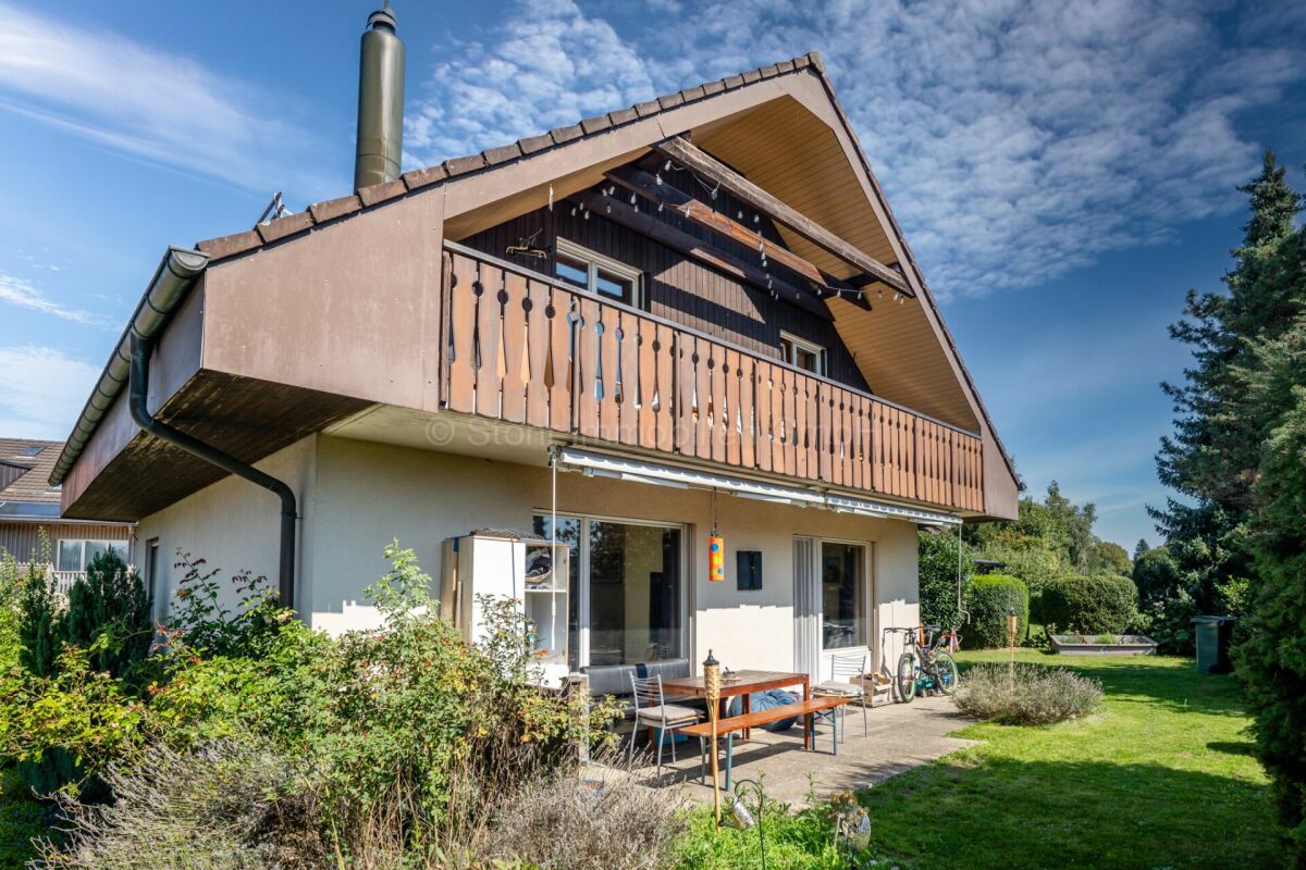 Haus mit Balkon und Garten