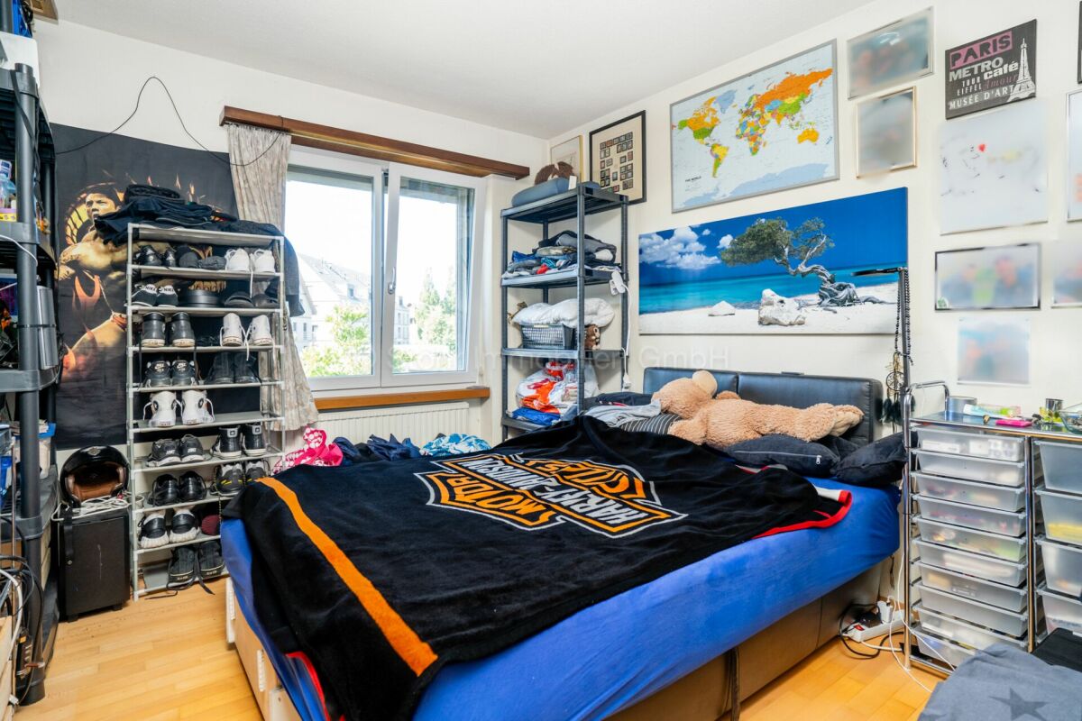 Unordnung im Schlafzimmer mit Schuhregalen und Bett