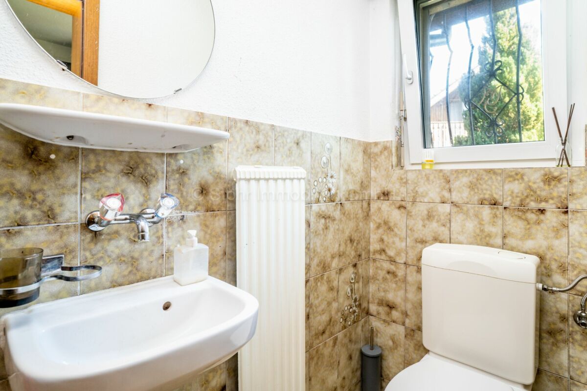 Gäste-WC mit Waschtisch und WC