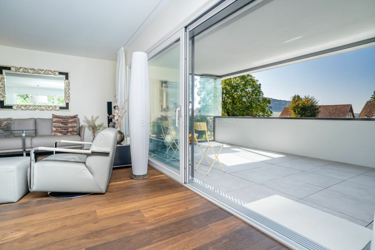 Wohnzimmer mit Zugang zur Terrasse