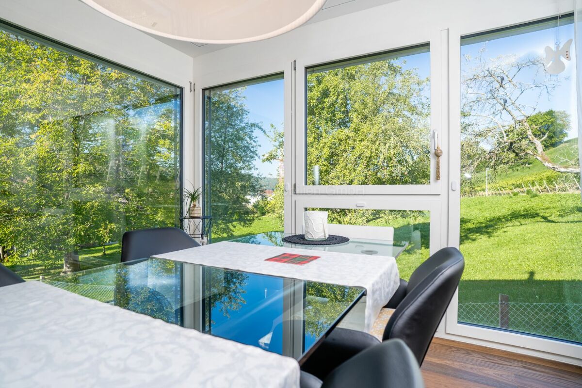 Esszimmer mit Panoramafenstern und Gartenblick