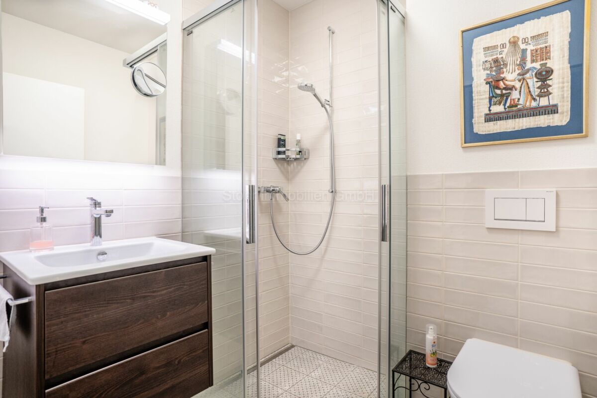 Modernes Badezimmer mit Dusche und Waschtisch