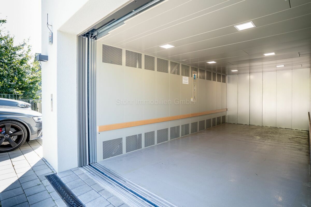 Garagen- bzw. Tiefgaragenzufahrt mit offenem Tor