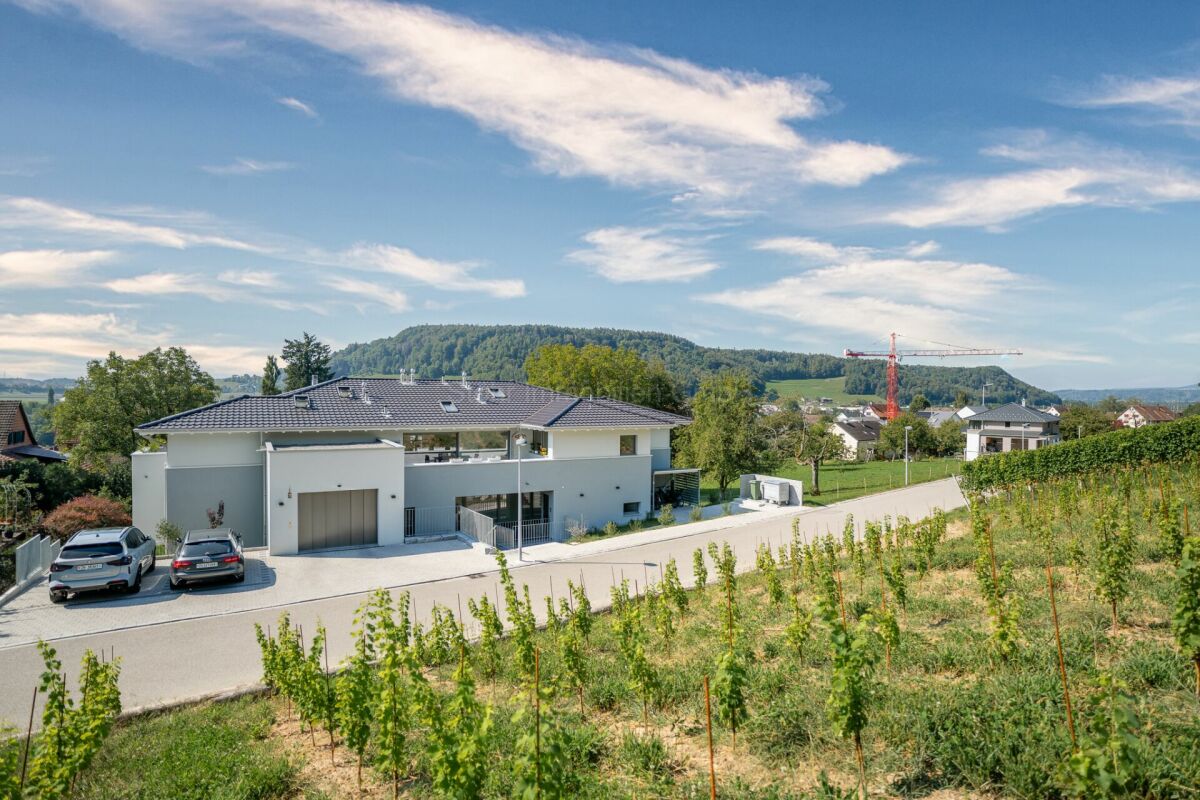 Moderne Villa in Hanglage mit Landschaftsblick
