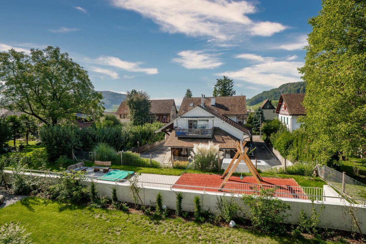 Wohnhaus mit Garten und Bergblick