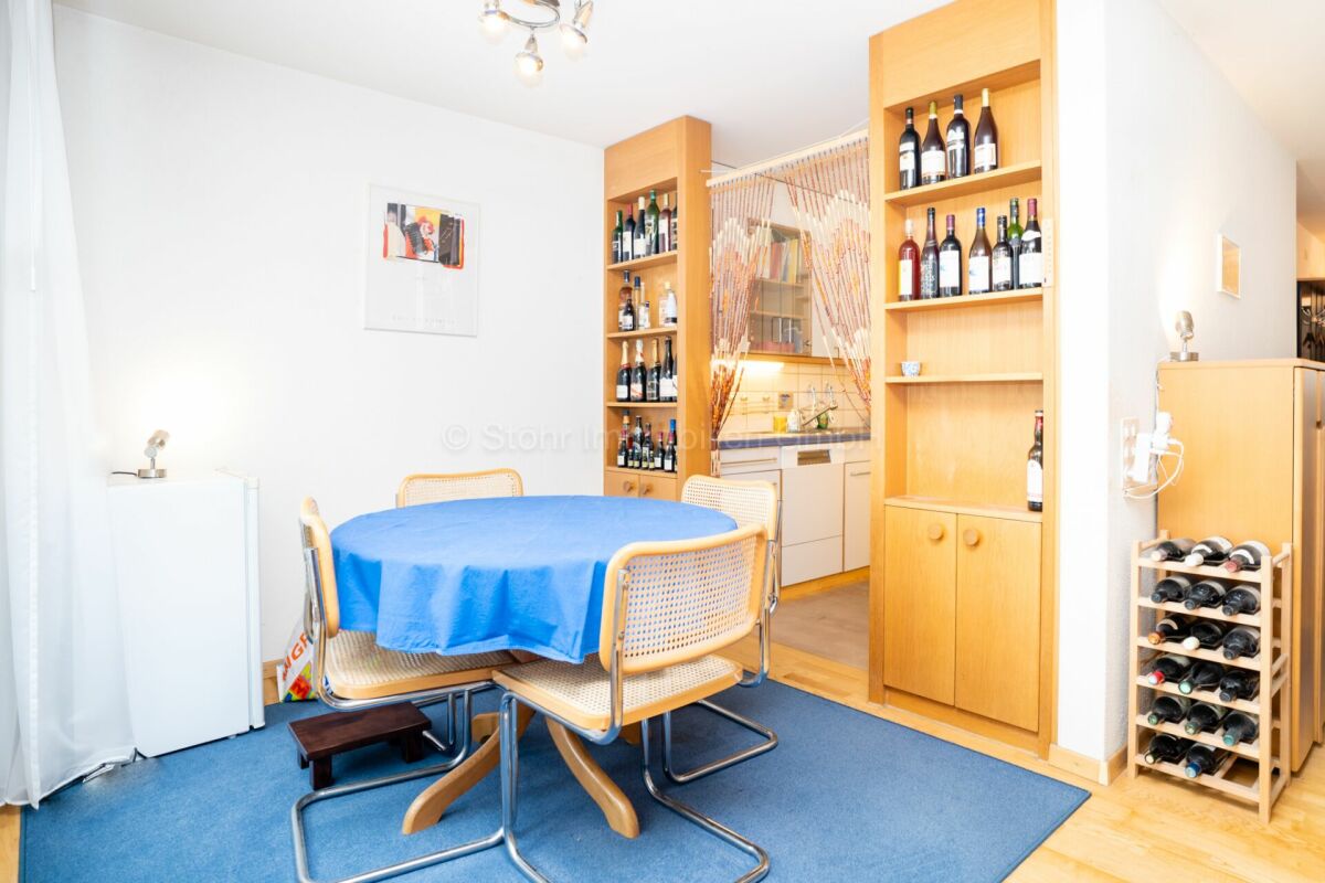 Essbereich mit Weinschrank