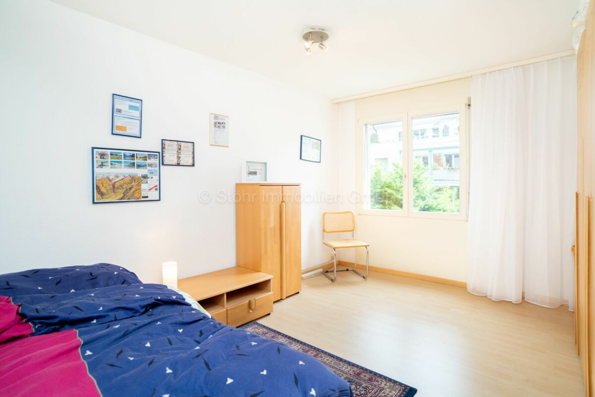Helles Schlafzimmer mit einfachem Mobiliar
