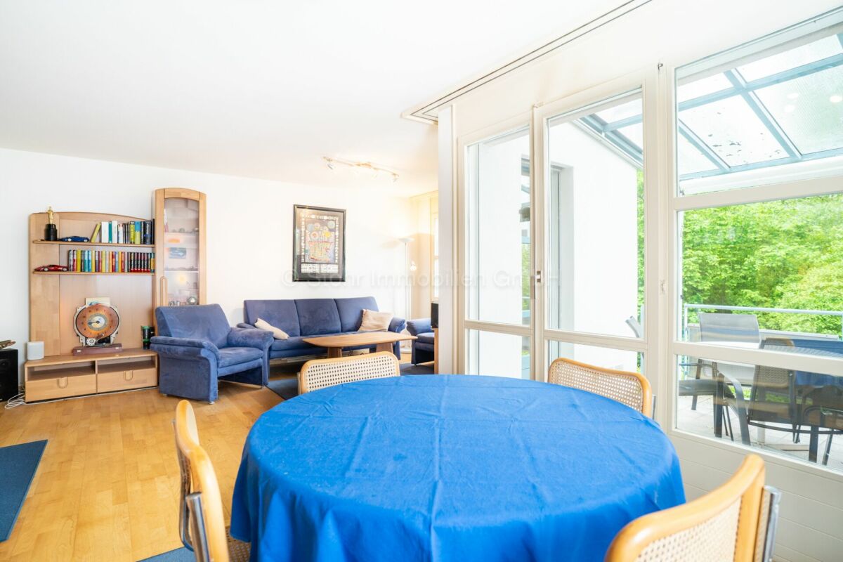 Heller Wohn- und Essbereich mit Balkon