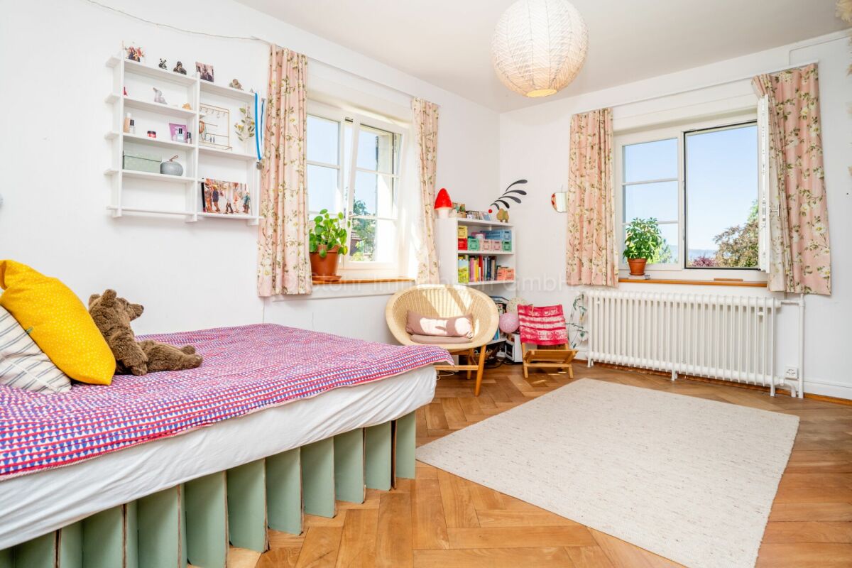 Helles Schlafzimmer mit großen Fenstern