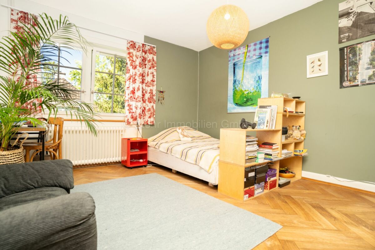 Gemütliches Schlafzimmer mit Arbeitsplatz und Pflanzen
