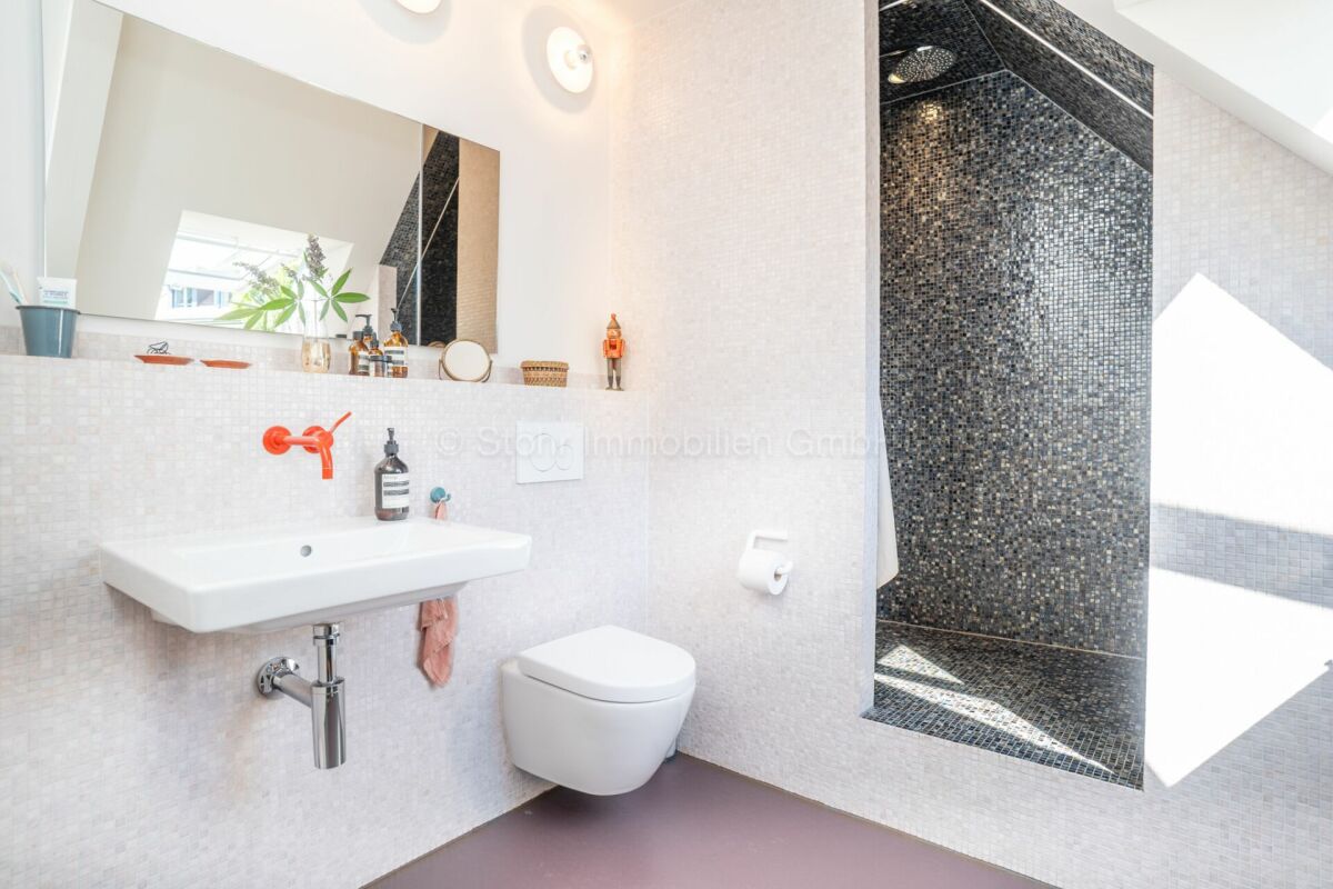 Modernes Badezimmer mit begehbarer Dusche