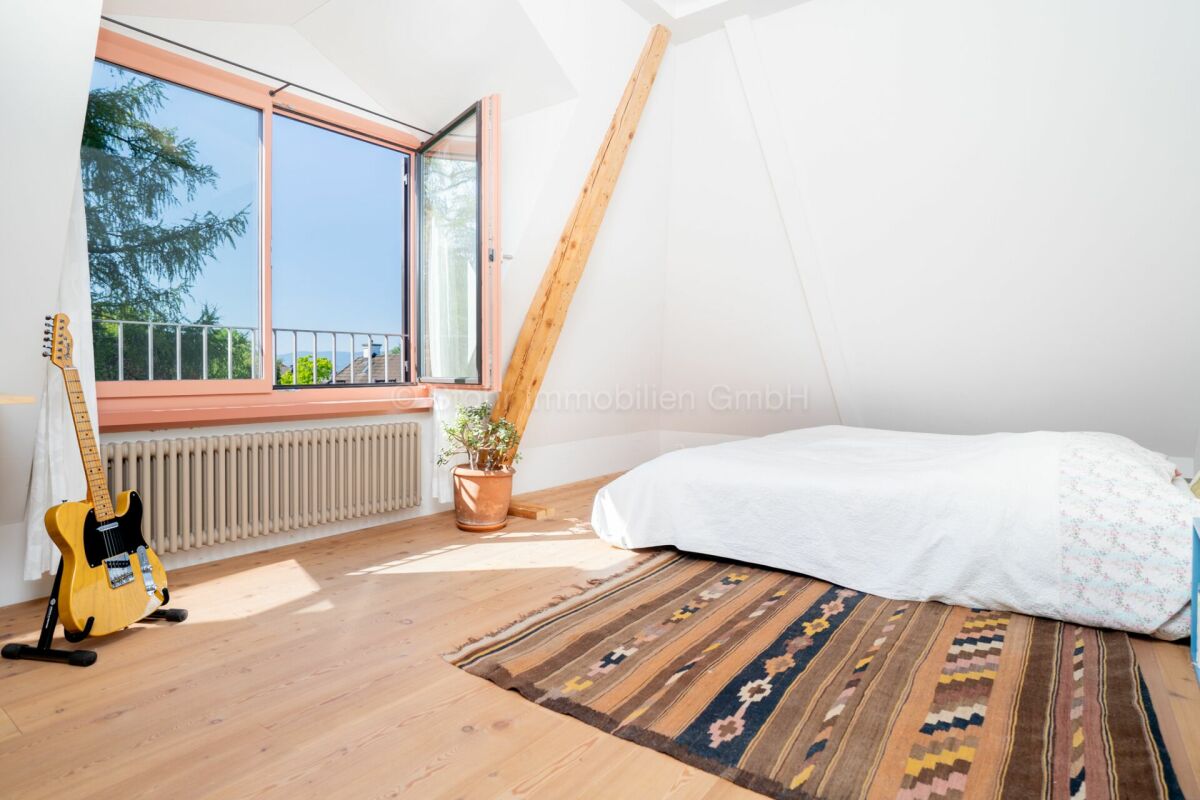 Helles Schlafzimmer mit Balkonfenster