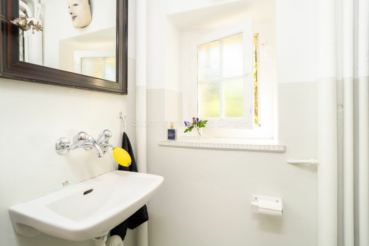 Kleines Gäste-WC mit Waschbecken