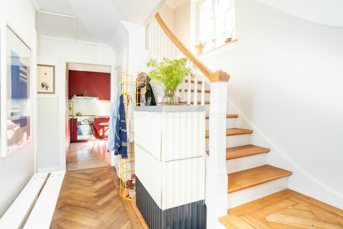 Heller Flur mit Treppe zum Obergeschoss