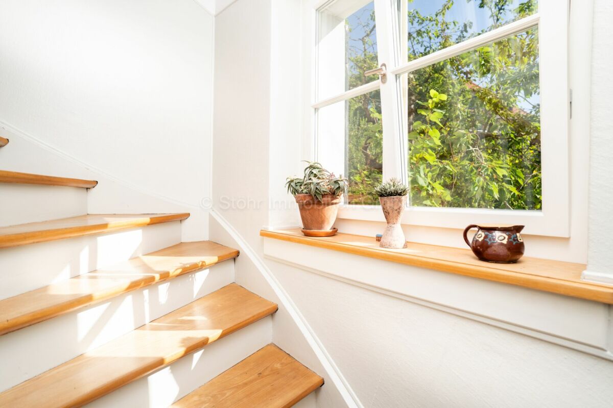 Helle Innentreppe mit Fensterbank