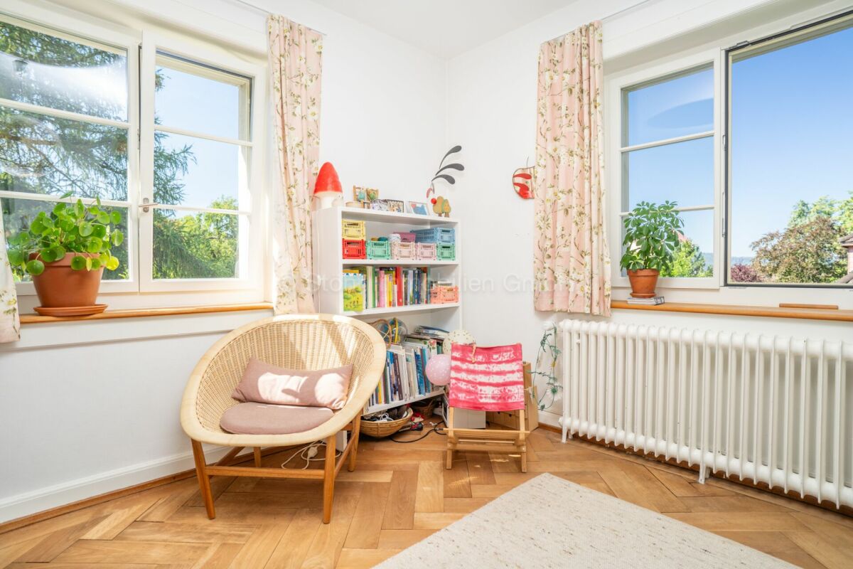 Heller Kinder- bzw. Leseraum mit zwei Fenstern