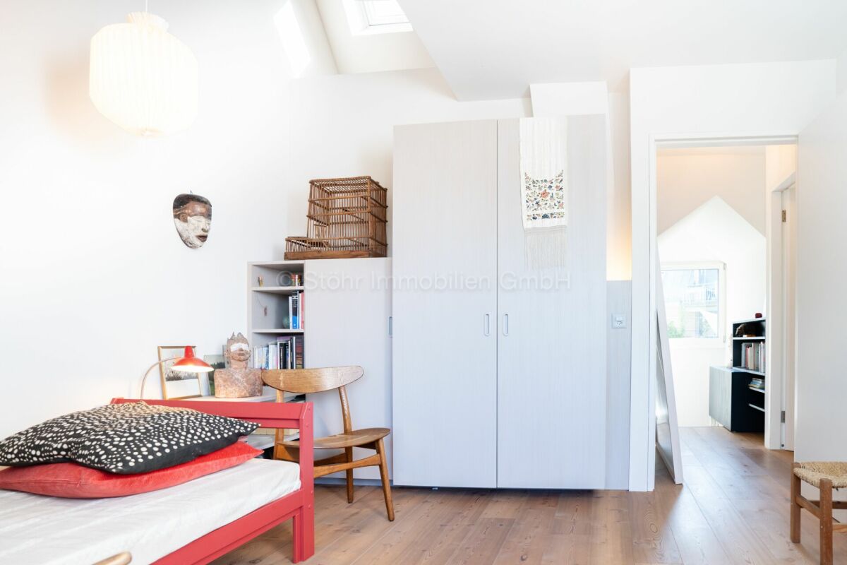 Helles Schlafzimmer mit Dachfenster und Stauraum