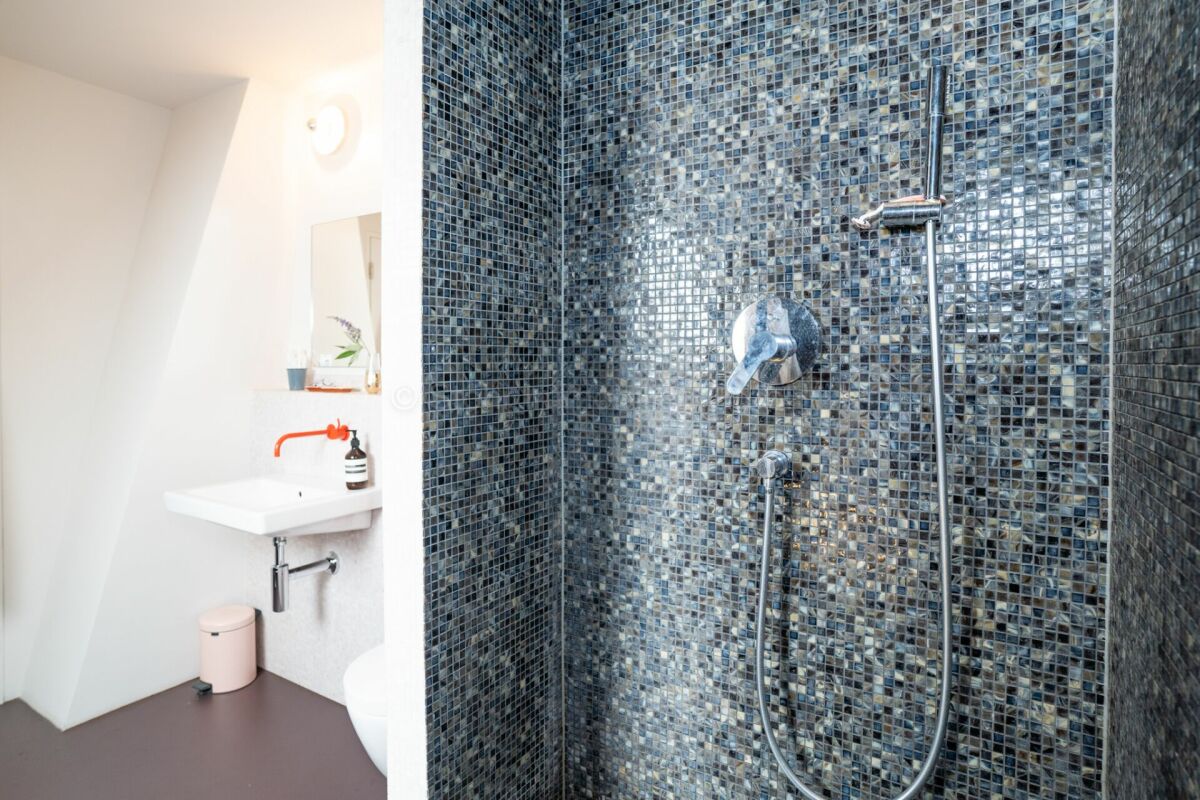 Modernes Badezimmer mit begehbarer Dusche