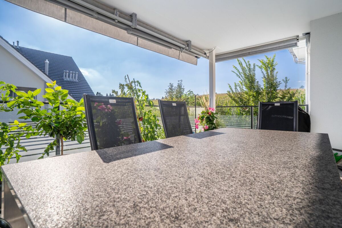 Überdachte Terrasse mit Esstisch
