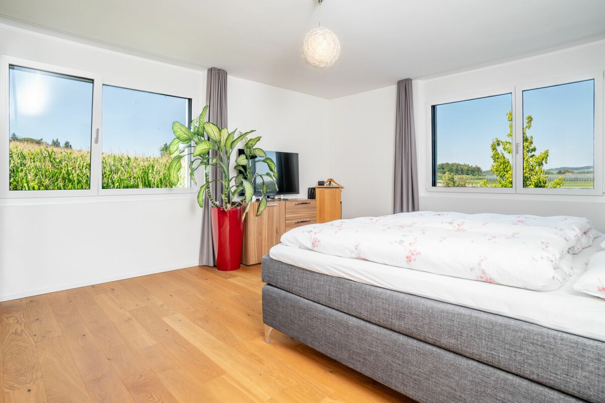 Helles Schlafzimmer mit großem Blick ins Grüne