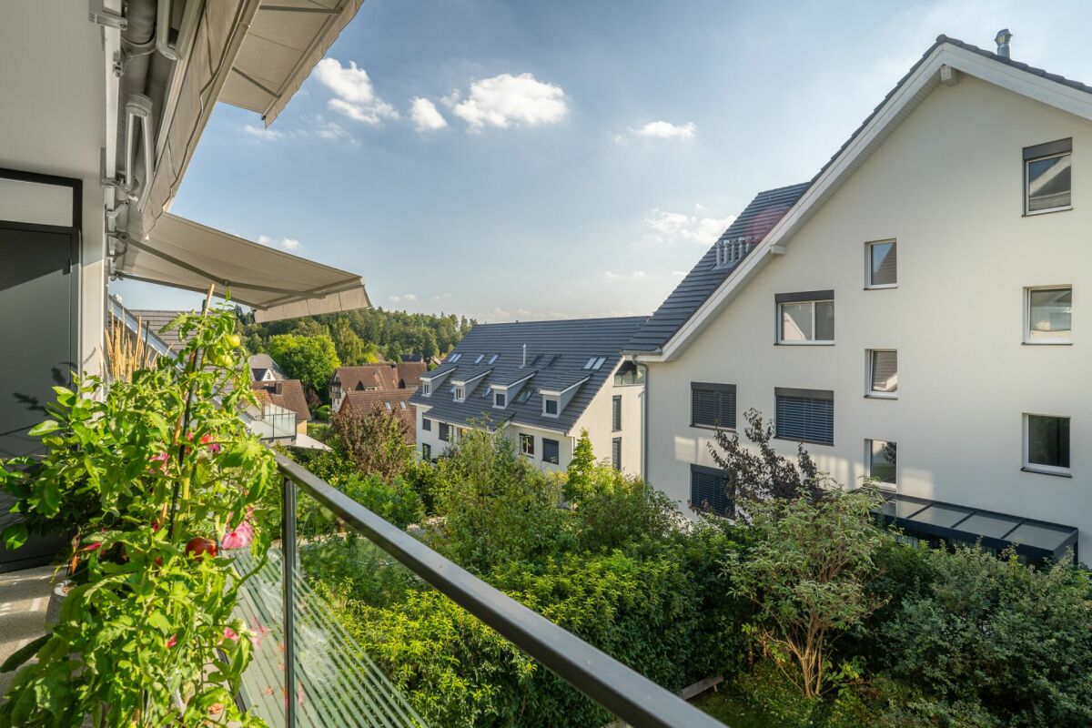 Balkonblick auf Wohnanlage und Grünanlage