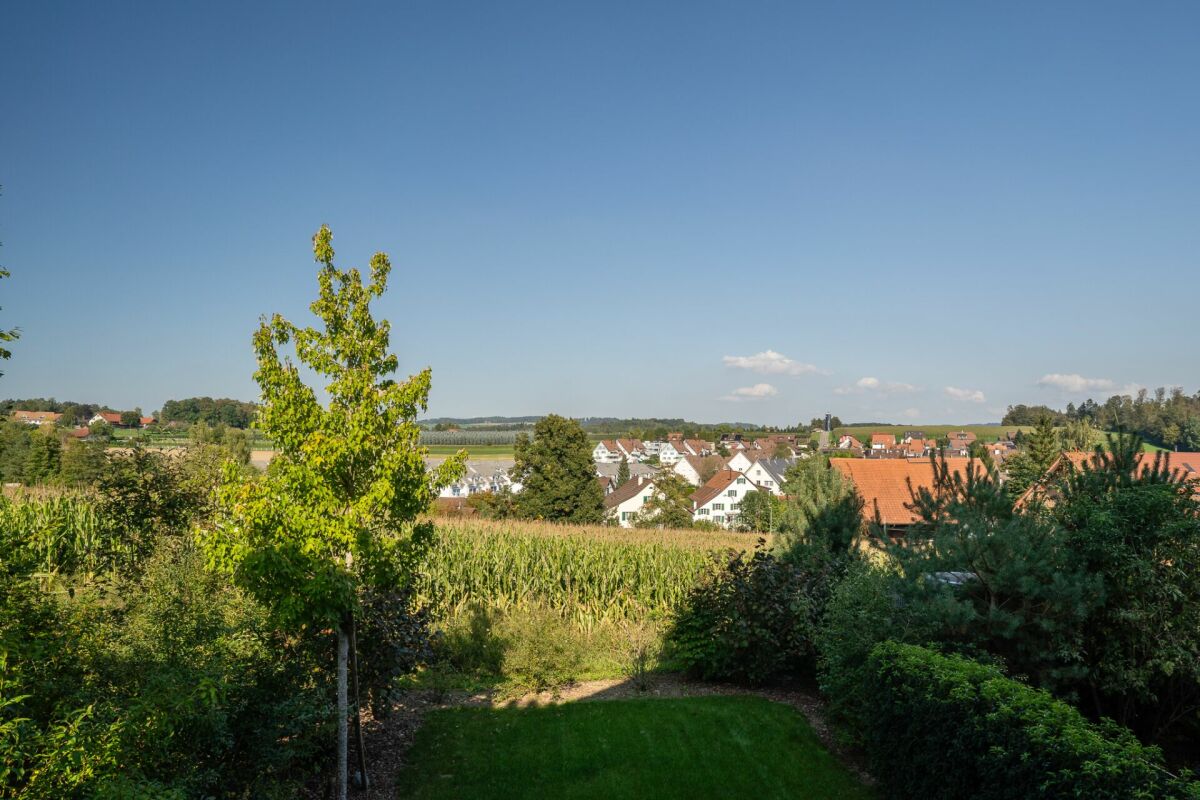 Gartenblick über eine grüne Landschaft