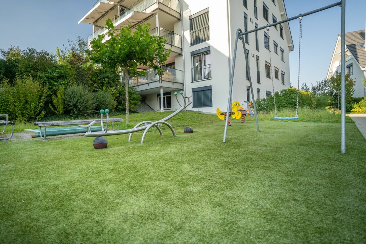 Wohnanlage mit Spielplatz im Außenbereich
