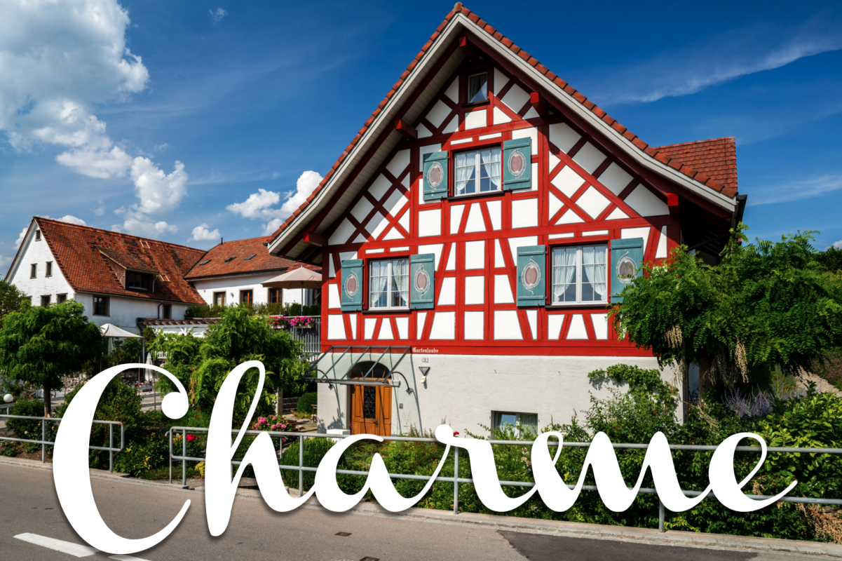 Fachwerkhaus mit Garten und Straßenansicht