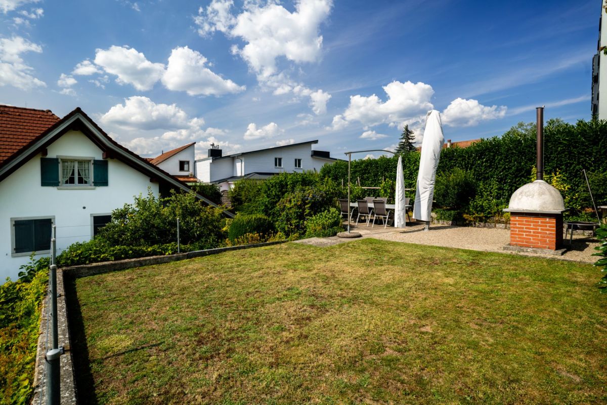 Garten mit Terrasse und Außengrill