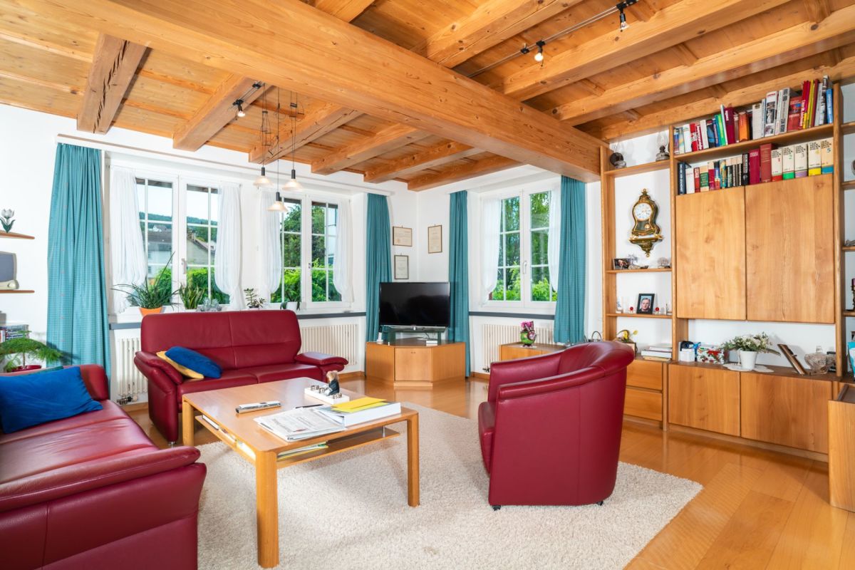 Wohnzimmer mit sichtbaren Holzbalken