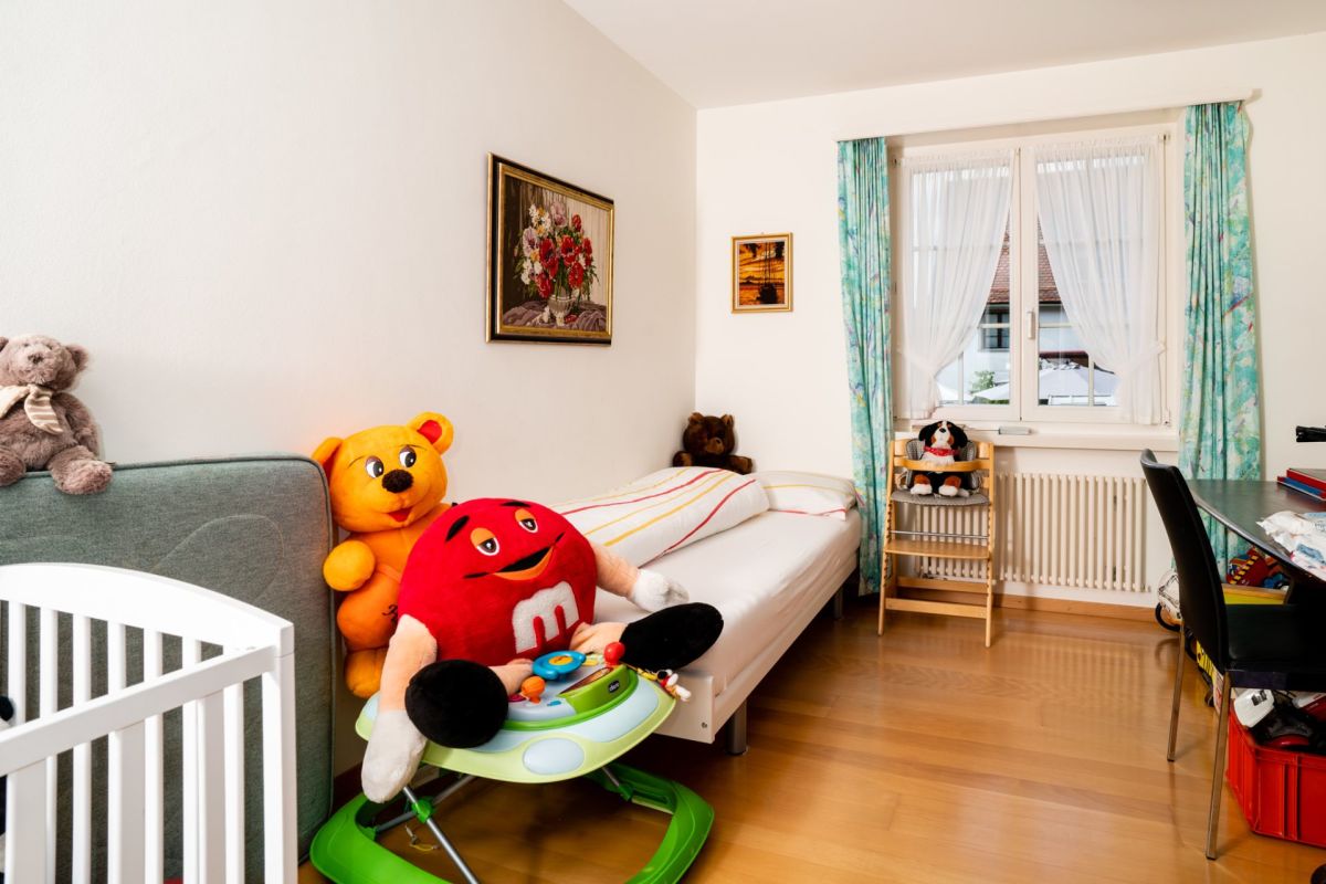 Kinderzimmer mit Bett und Fenster